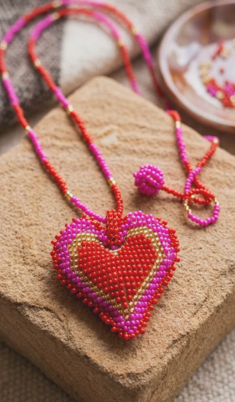Collar corazón en mostacilla rojo y fucsia